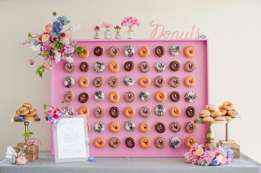 Стена из пончиков - вместо свадебного торта