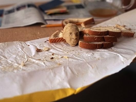Крошечные скульптуры из белого хлеба