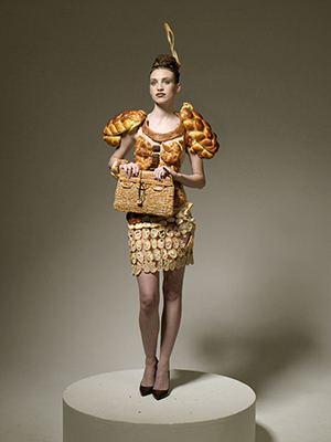 Дизайнер представила одежду из хлеба